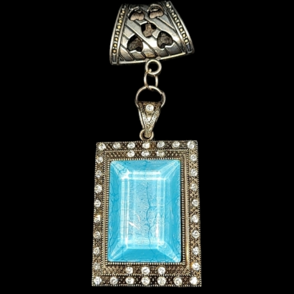 SQUARE SHAPED SILVER TONE METAL PENDANT WITH JEWELSHEART PENDANT